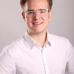 Als Initiator von Helfen-Statt-Hamstern bin ich für die Gesamtorganisation und Koordination zuständig und sorge mit diesem fantastischen Team dafür, dass die Hilfsangebote unserer Helfer im ganzen Stadtgebiet ankommen, unsere Initiative ihre tolle Dynamik beibehält und immer weiter wächst. Ich bin Euer Ansprechpartner für Presse- und Medienanfragen.