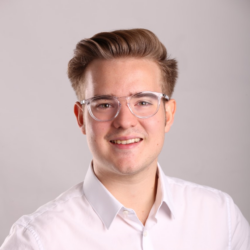 Als Initiator von Helfen-Statt-Hamstern bin ich für die Gesamtorganisation und Koordination zuständig und sorge mit diesem fantastischen Team dafür, dass die Hilfsangebote unserer Helfer im ganzen Stadtgebiet ankommen, unsere Initiative ihre tolle Dynamik beibehält und immer weiter wächst. Ich bin Euer Ansprechpartner für Presse- und Medienanfragen.