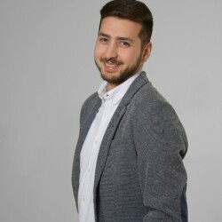 Bei Helfen-Statt-Hamstern kümmere ich mich um die Öffentlichkeitsarbeit und Social-Media-Präsenz. Im Projekt sorge ich dafür das Anfragen z.B. über unsere Facebook-Gruppe weitergeleitet und bearbeitet werden. Außerdem sorge ich dafür, dass alles auf dem aktuellsten Stand ist und jeder Sindelfinger soweit darüber informiert wird.