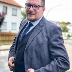 Bei Helfen-Statt-Hamstern kümmere ich mich um die Finanzen und stelle das Headquarter sowie mein Netzwerk zur Verfügung. Im Projekt sorge ich dafür, dass die Spenden sinnvoll eingesetzt werden und die Initiative ihre Dynamik behält. Wenn ihr kreative Lösungen braucht, bin ich euer Ansprechpartner.