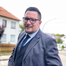 Bei Helfen-Statt-Hamstern kümmere ich mich um die Finanzen und stelle das Headquarter sowie mein Netzwerk zur Verfügung. Im Projekt sorge ich dafür, dass die Spenden sinnvoll eingesetzt werden und die Initiative ihre Dynamik behält. Wenn ihr kreative Lösungen braucht, bin ich euer Ansprechpartner.